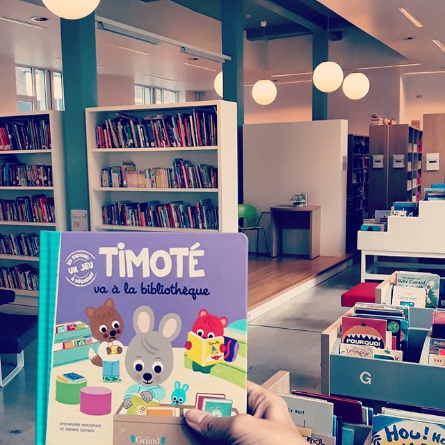 Timoté va à la bibliothèque