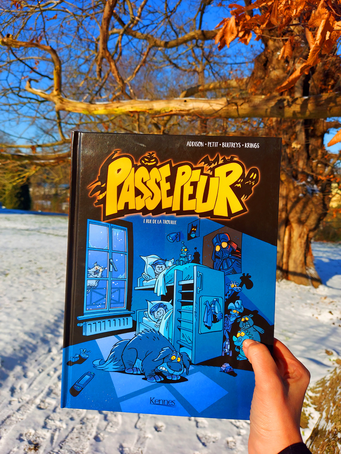 "Passepeur 1. Rue de la Trouille". Elle est scénarisée par Daniel Bultreys, dessinée par Jean-Marc Krings et colorisée par Scarlett Smulkowski.