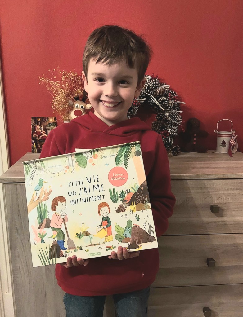 « Cette vie que j'aime infiniment » est un livre-théâtre écrit par Capucine Lewalle et illustré par Maud Legrand